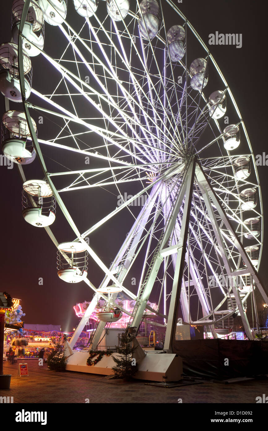 La grande ruota e fiera del divertimento nel centenario quadrato con l'annuale Mercato di Natale, città di Birmingham Inghilterra, Regno Unito Foto Stock