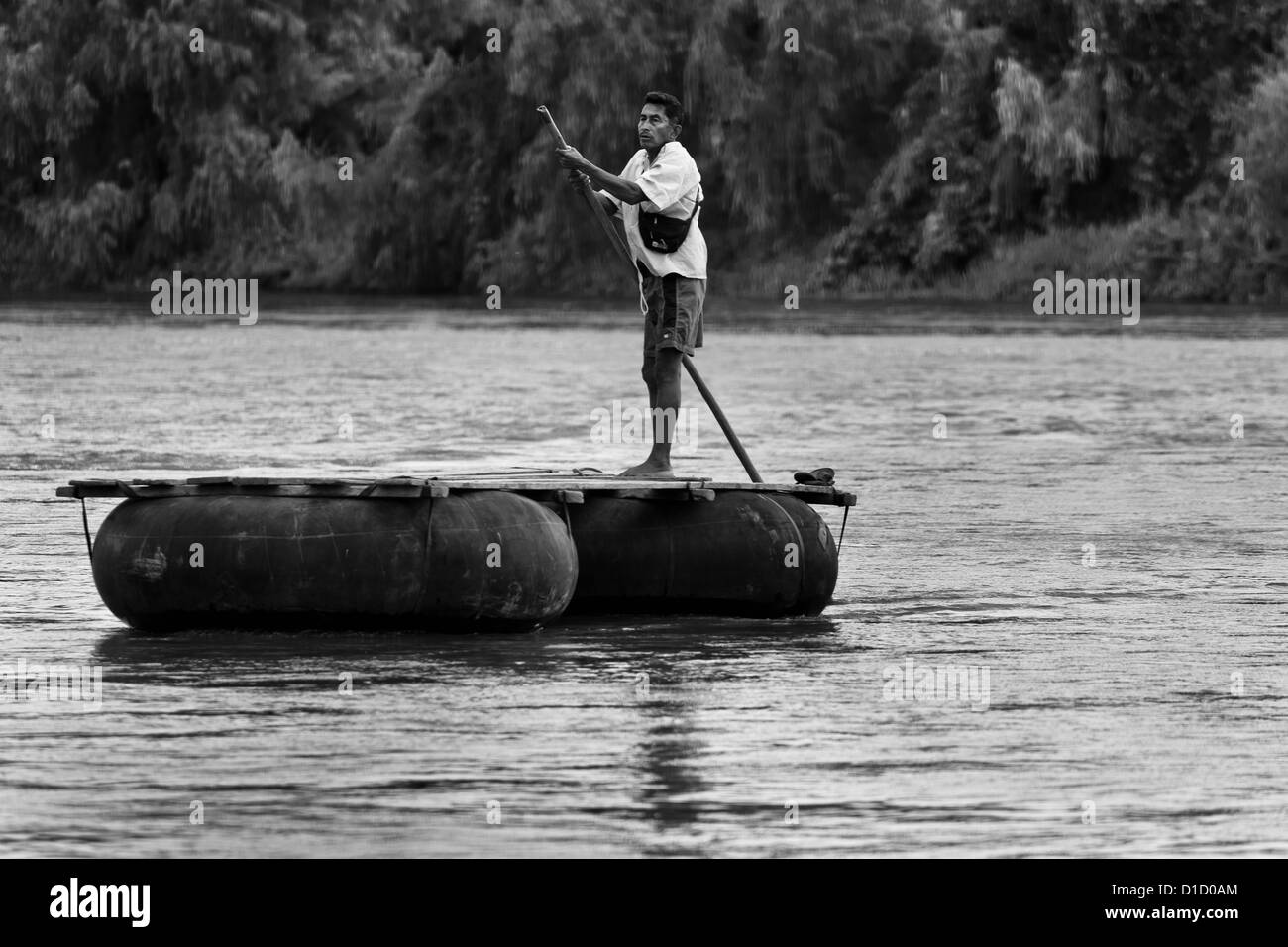 Realizzare localmente un tubo interno zattera, utilizzato per il contrabbando di persone e di merci, attraversa il fiume suchiate da Tecún Umán, guatemala. Foto Stock