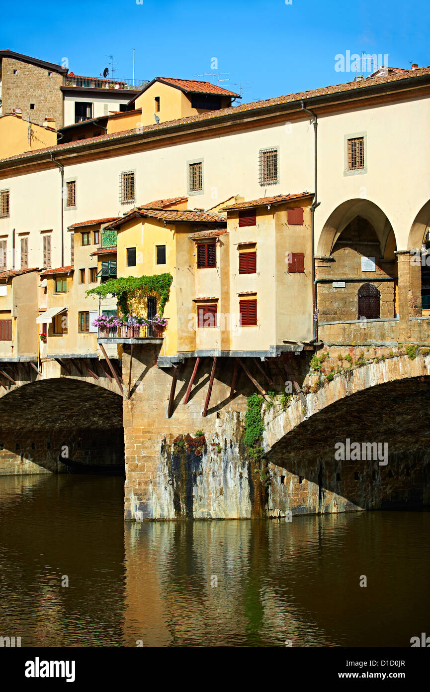 Il Ponte Vecchio e i suoi negozi che attraversano il fiume Arno, Firenze Italia Foto Stock