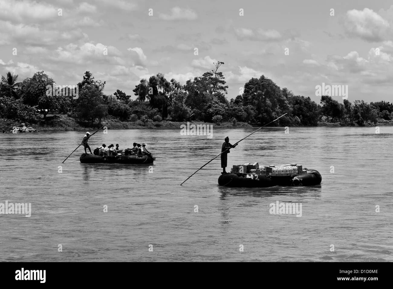 Realizzato localmente il tubo interno zattere, portando il contrabbando di merci e area di confine lavoratori, attraversare il fiume suchiate dal Messico e Guatemala. Foto Stock