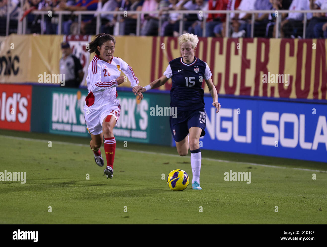 BOCA Raton, FL - 15 dicembre: Megan Rapinoe #15 degli Stati Uniti che combatte per la sfera contro la Cina a FAU Stadium su dicembre 15th, 2012 in Boca Raton, Florida USA ha sconfitto la Cina 4-1. Foto di Mauricio Paiz Foto Stock