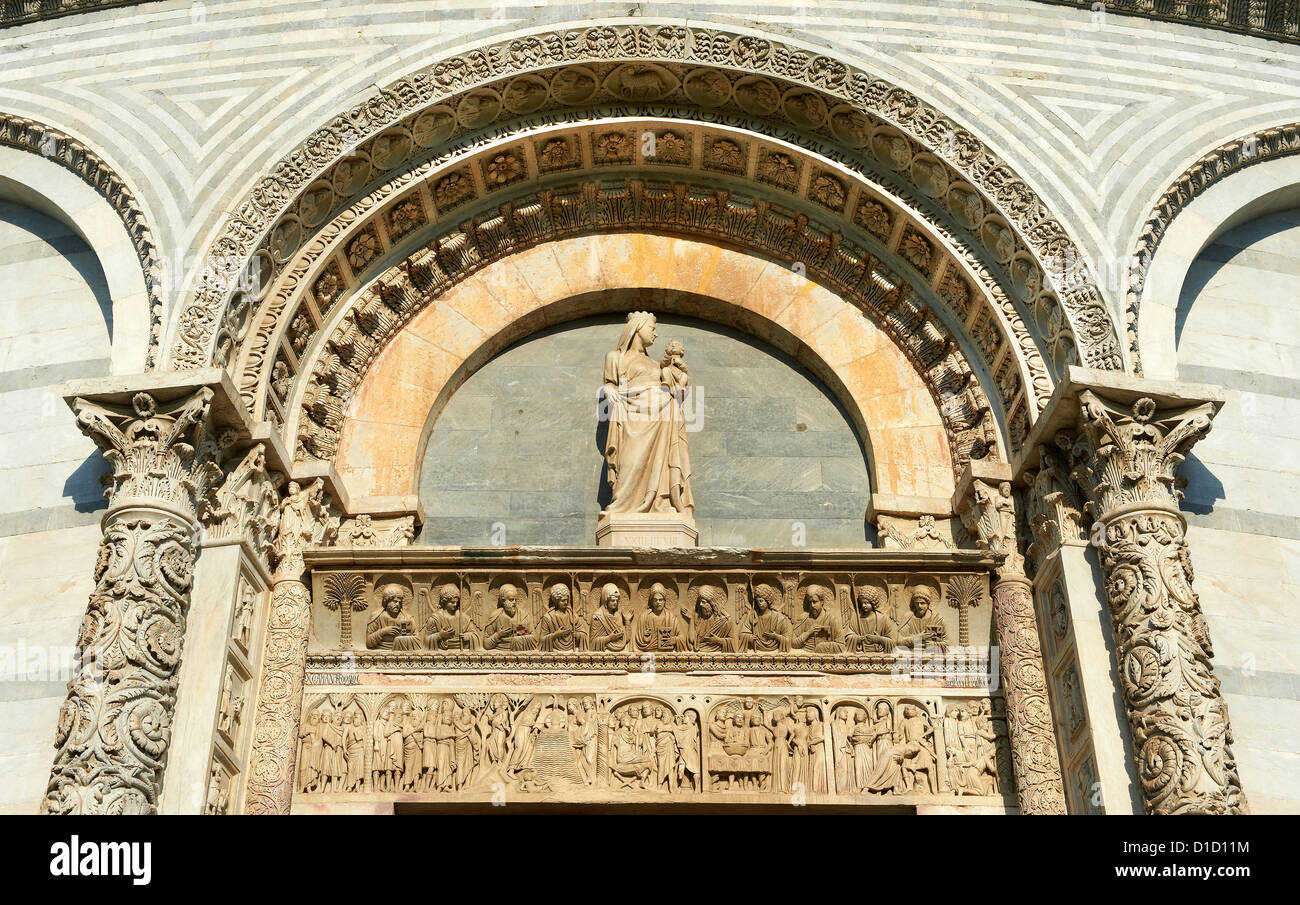 Sculture medievali della porta dell'Bapistry di Pisa, Italia Foto Stock