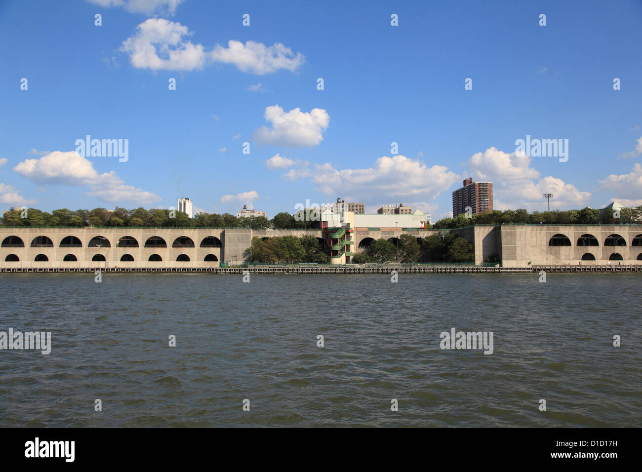 Nord fiume impianto di trattamento delle acque reflue, il fiume Hudson, Harlem, New York City, Manhattan STATI UNITI D'AMERICA. Foto Stock