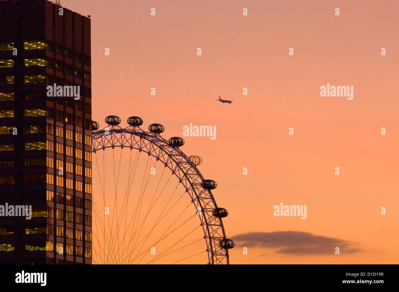 Silhouette del Millenium ruota e blocco di ufficio di Londra, Regno Unito. Foto Stock