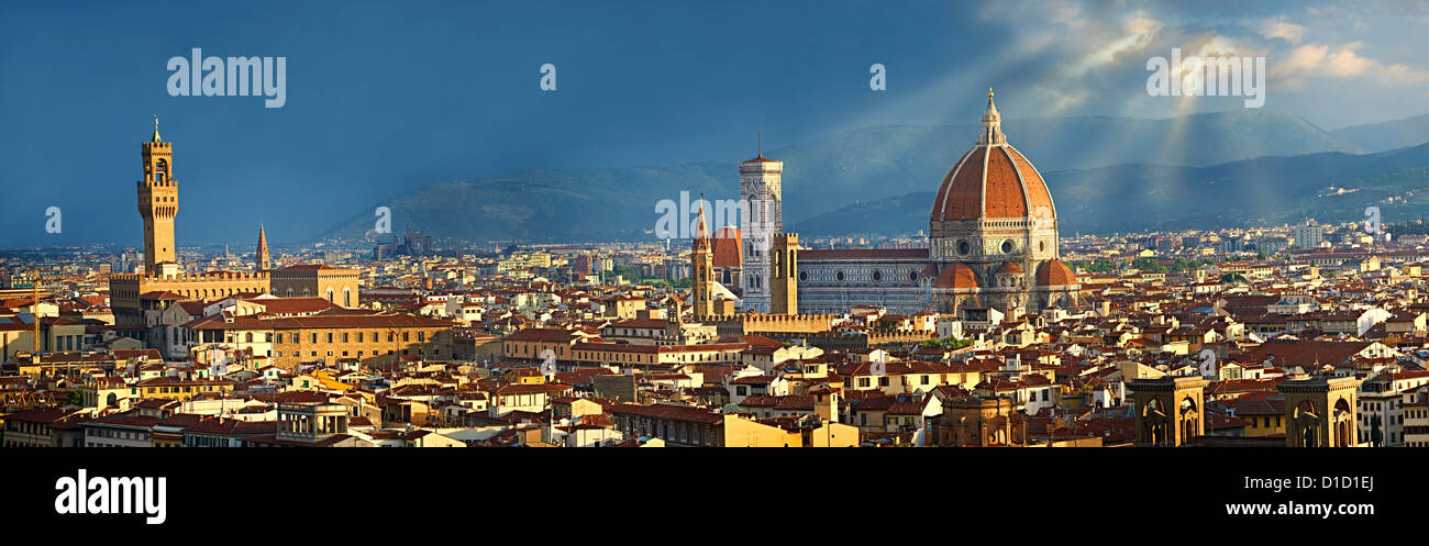 Tetto panoramico vista di Firenze con il Palazzio Vecchio e il Duomo, Italia Foto Stock