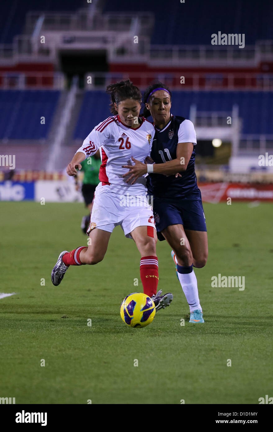 BOCA Raton, FL - 15 dicembre: Sydney Leroux #11 degli Stati Uniti che combatte per la sfera contro la Cina a FAU Stadium su dicembre 15th, 2012 in Boca Raton, Florida USA ha sconfitto la Cina 4-1. Foto di Mauricio Paiz Foto Stock