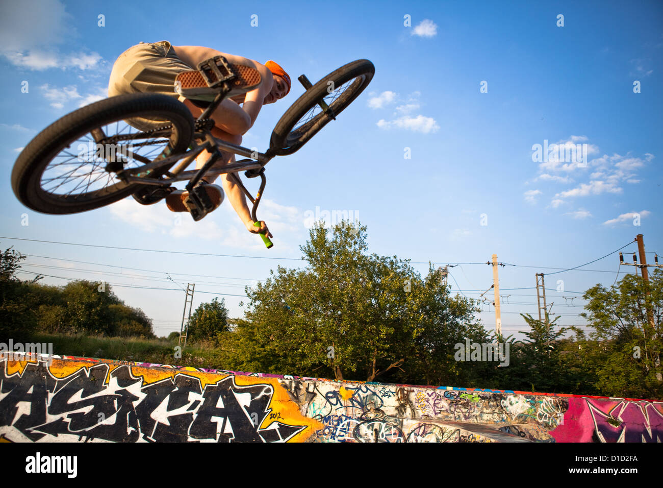 Un giovane pilota di BMX catturato metà aria dopo l'esecuzione di un salto. BMX a skate park. Markfield (park, sette sorelle, Tottenham, UK. Foto Stock