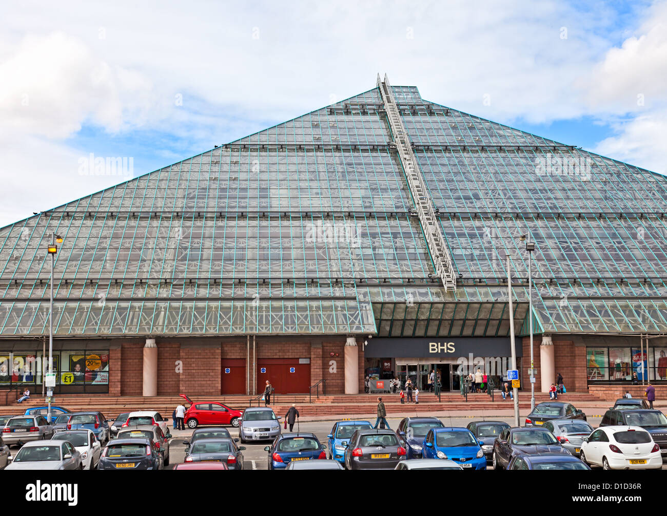 Esterno e l'ingresso della BHS store in St Enoch Shopping Centre di Glasgow, Scozia. Parcheggio auto. I clienti che entrano ed escono. Foto Stock