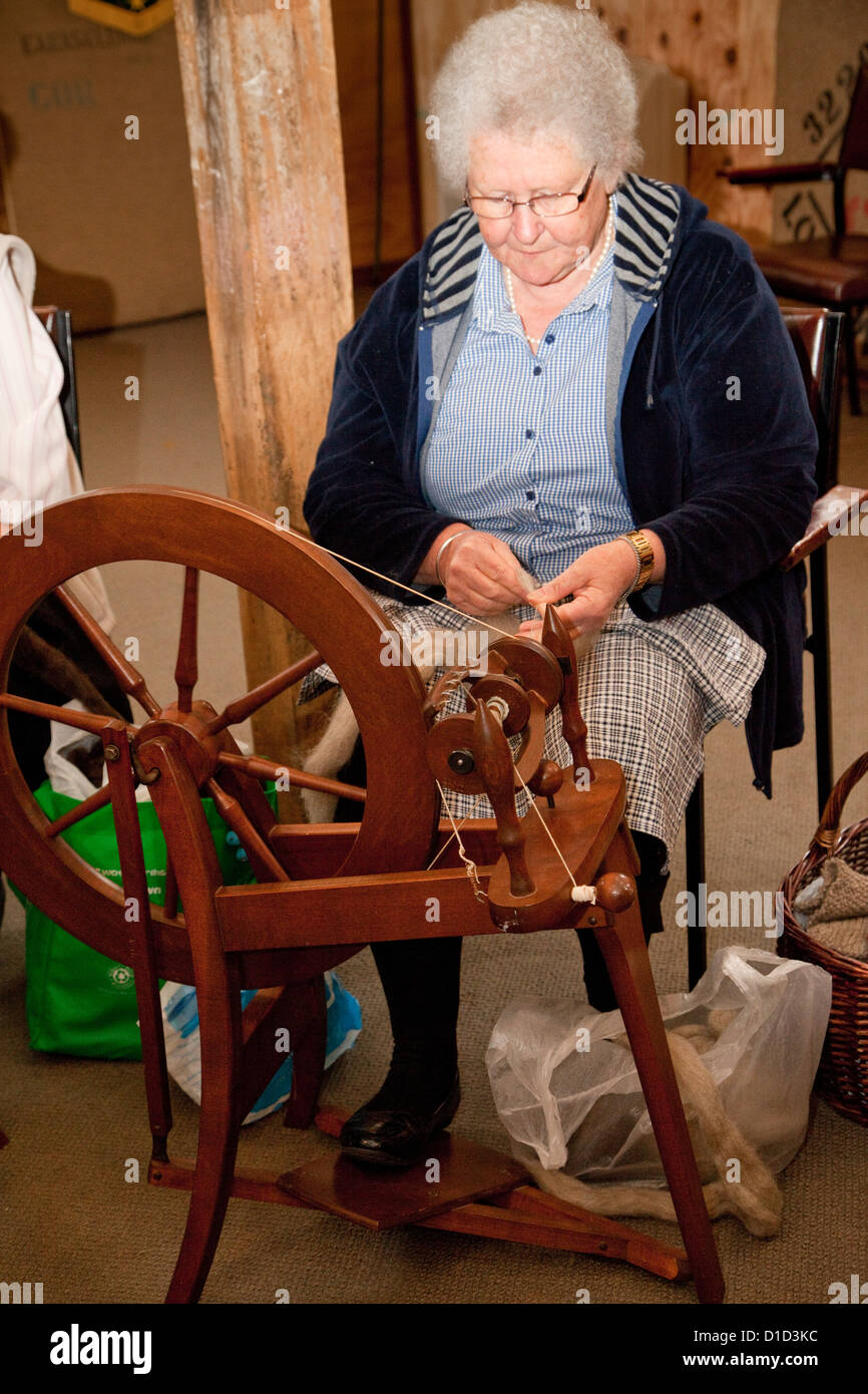 Donna alla ruota di filatura, Museo Nazionale di ovini e taglio, Masterton, Nuova Zelanda, Isola del nord, Wairarapa regione. Foto Stock