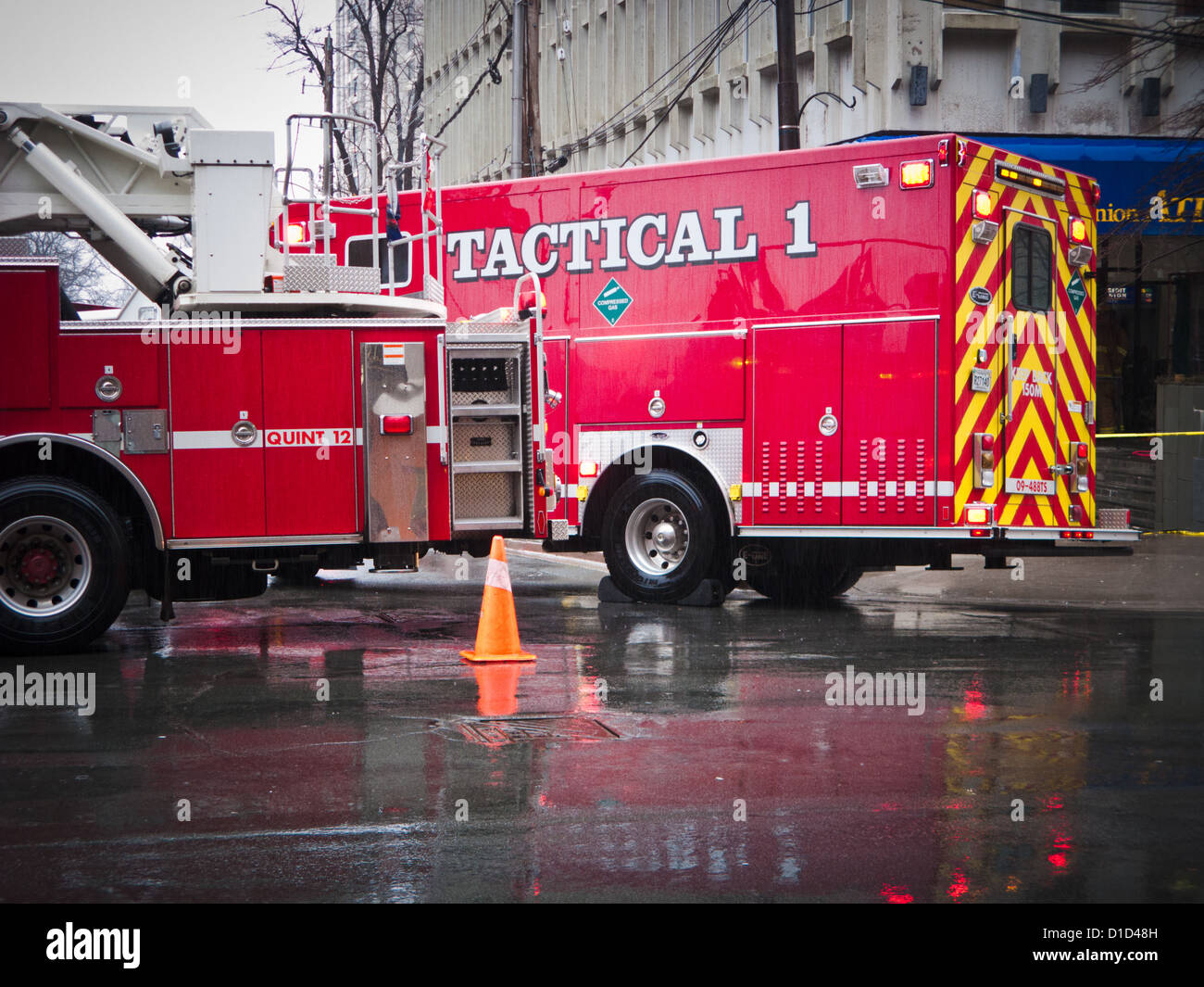 Un incendio di camion e veicoli tattici indagare una bomba hoax. Foto Stock