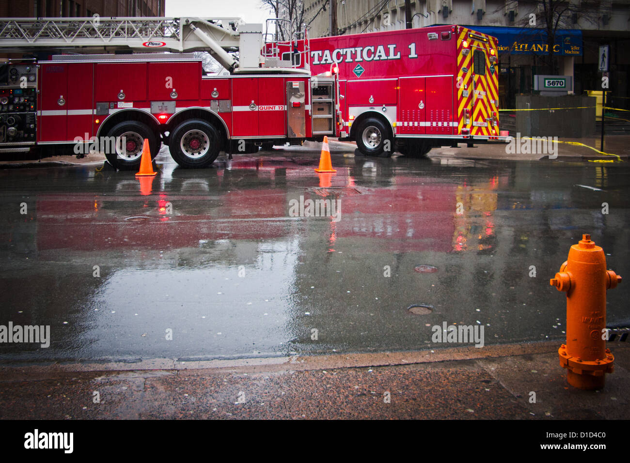 Un incendio di camion e veicoli tattici indagare una bomba hoax. Foto Stock