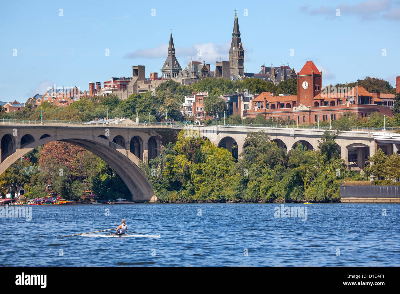 Canottaggio sul fiume Potomac Key Bridge della Georgetown University di Washington DC Foto Stock