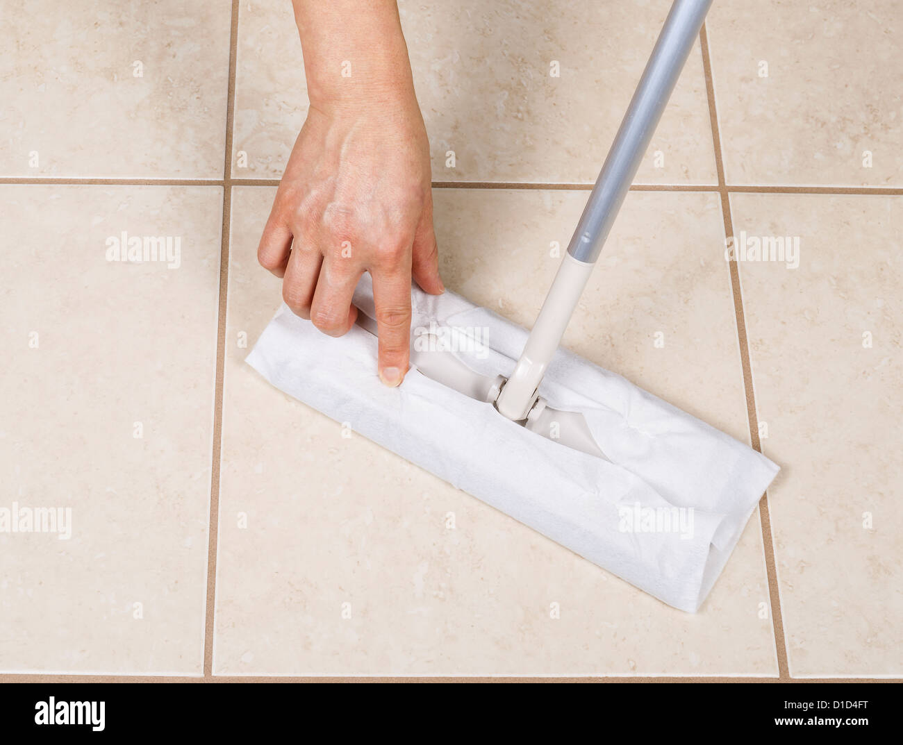 Mano carta di immissione del tergicristallo a scopa di pulizia per le piastrelle del bagno sweep Foto Stock