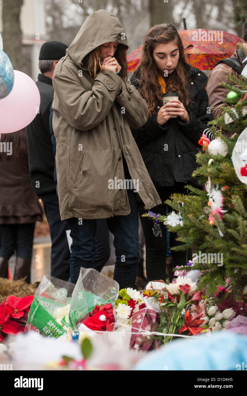 Newtown, CT - 12/16/12 - due persone davanti a un memoriale di Newtown, CT domenica pomeriggio, Dicembre 16, 2012, per ricordare le vittime del Sandy Hook scuola elementare le riprese che ha preso 26 vive. (Foto di Gordon M. Grant)/Alamy Live News Foto Stock