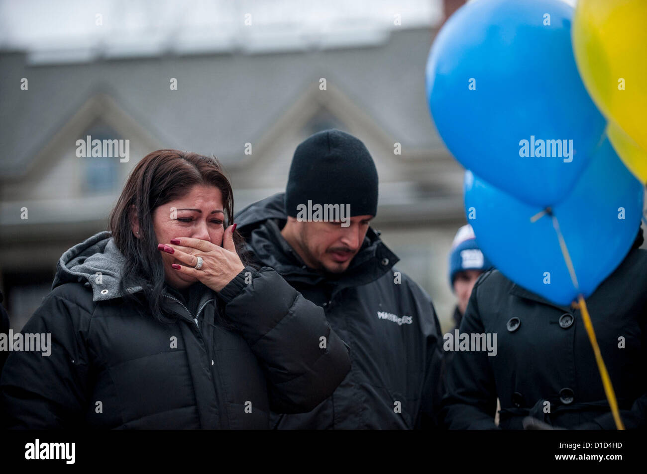 Newtown, CT - 12/16/12 - Una donna si addolora presso un sito memoriale di Newtown, CT domenica pomeriggio, Dicembre 16, 2012, per ricordare le vittime del Sandy Hook scuola elementare le riprese che ha preso 26 vive. (Foto di Gordon M. Grant)/Alamy Live News Foto Stock