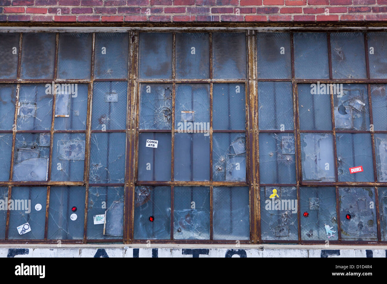 Il vecchio telaio di finestra con vetri rotti Foto Stock
