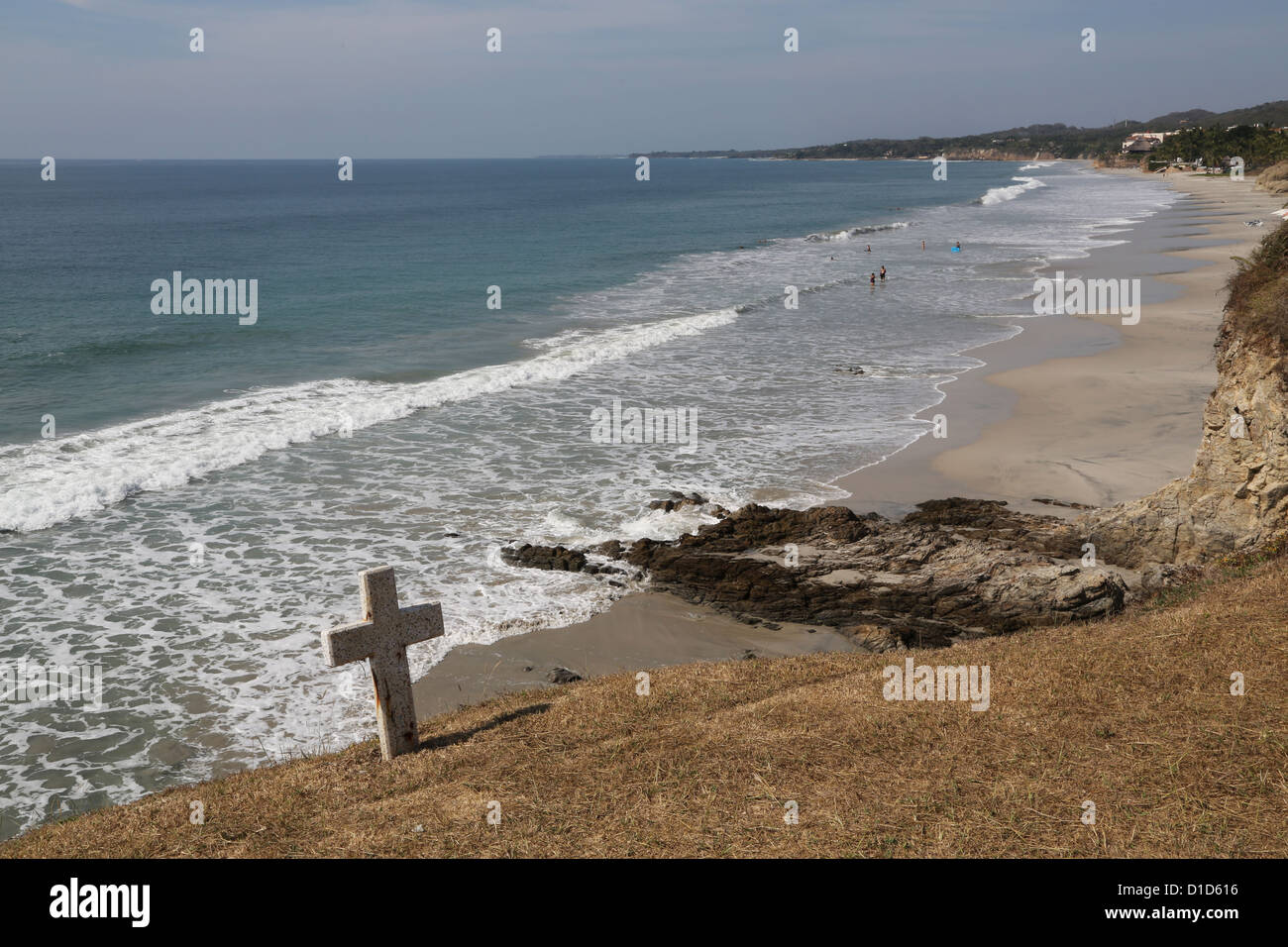 Una croce che si affaccia sulla spiaggia di Bucerias, Nayarit, Messico. Foto Stock