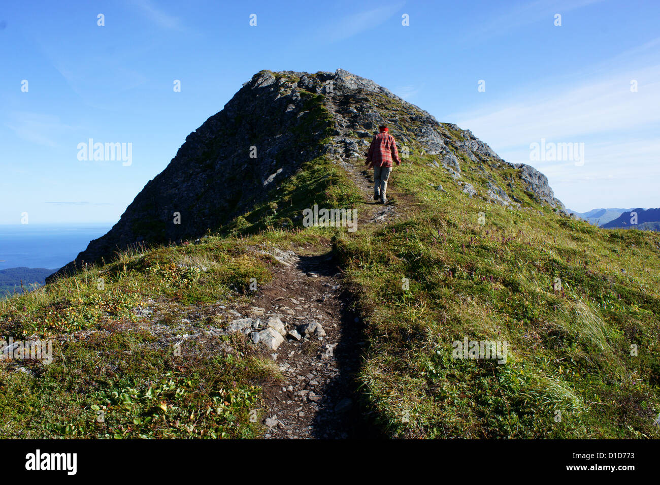 Escursioni a piedi verso il vertice della piramide di montagna, isola di Kodiak, Alaska Foto Stock