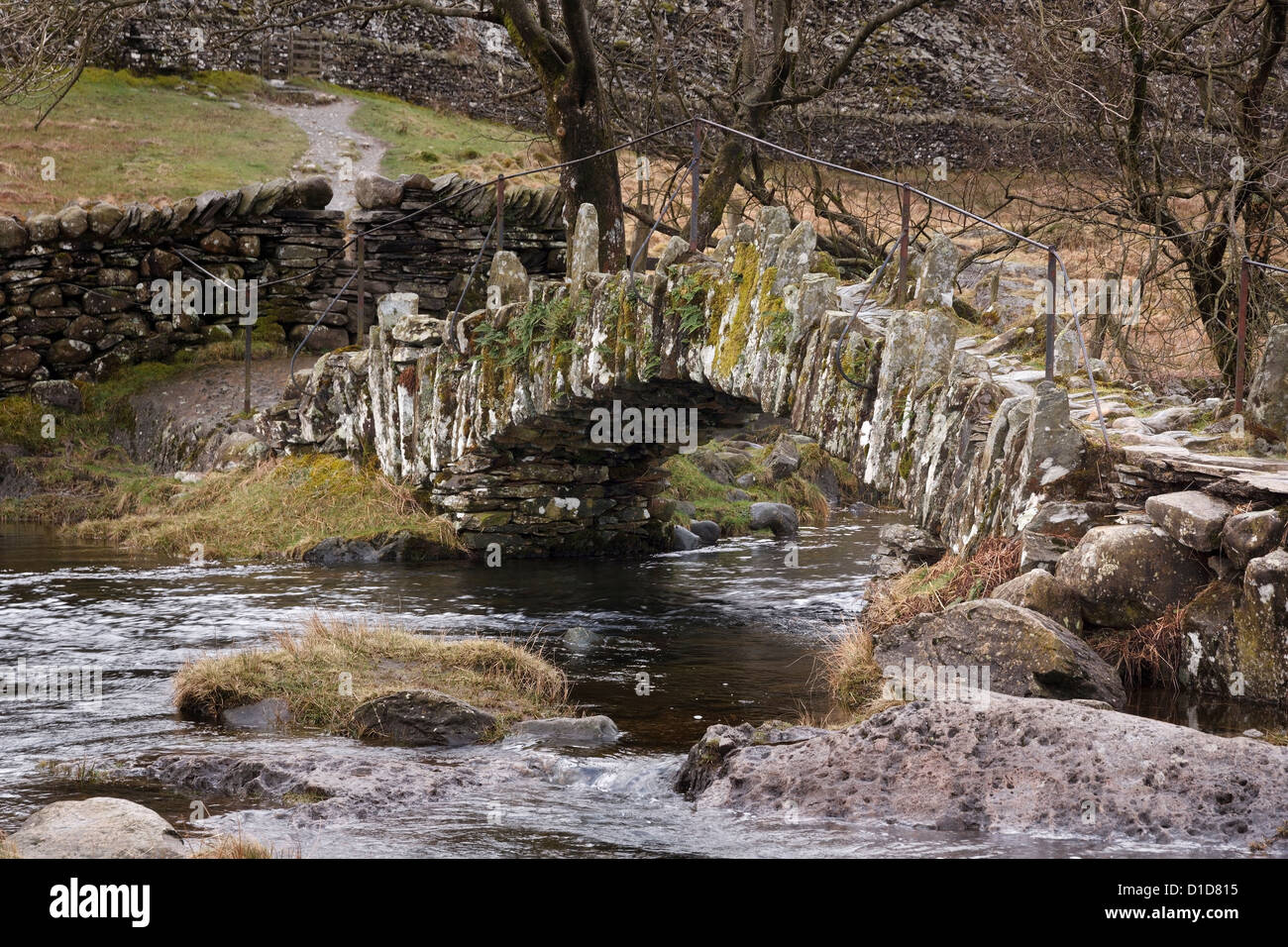Slater bridge, old stone pack horse ponte sul fiume Brathay in poco Langdale, Lake District, Cumbria, England, Regno Unito Foto Stock