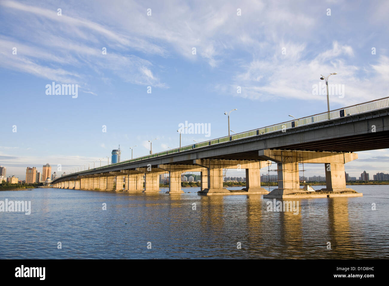 Paesaggio di ponte attraversare il fiume Foto Stock