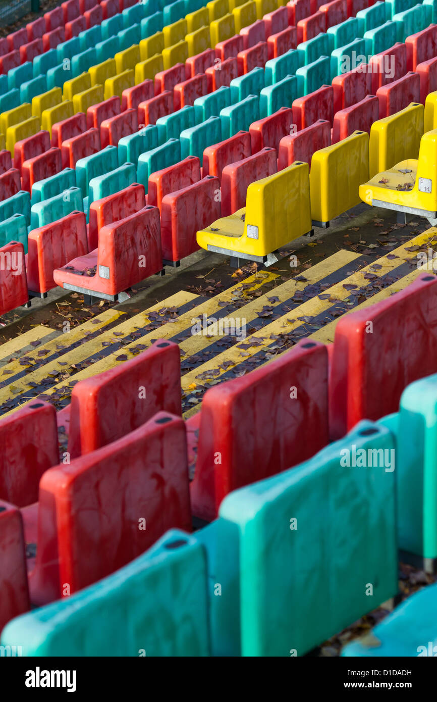 Plastica colorati posti a sedere il Friedrich-Ludwig-Jahn Stadium di Berlino, Germania Foto Stock