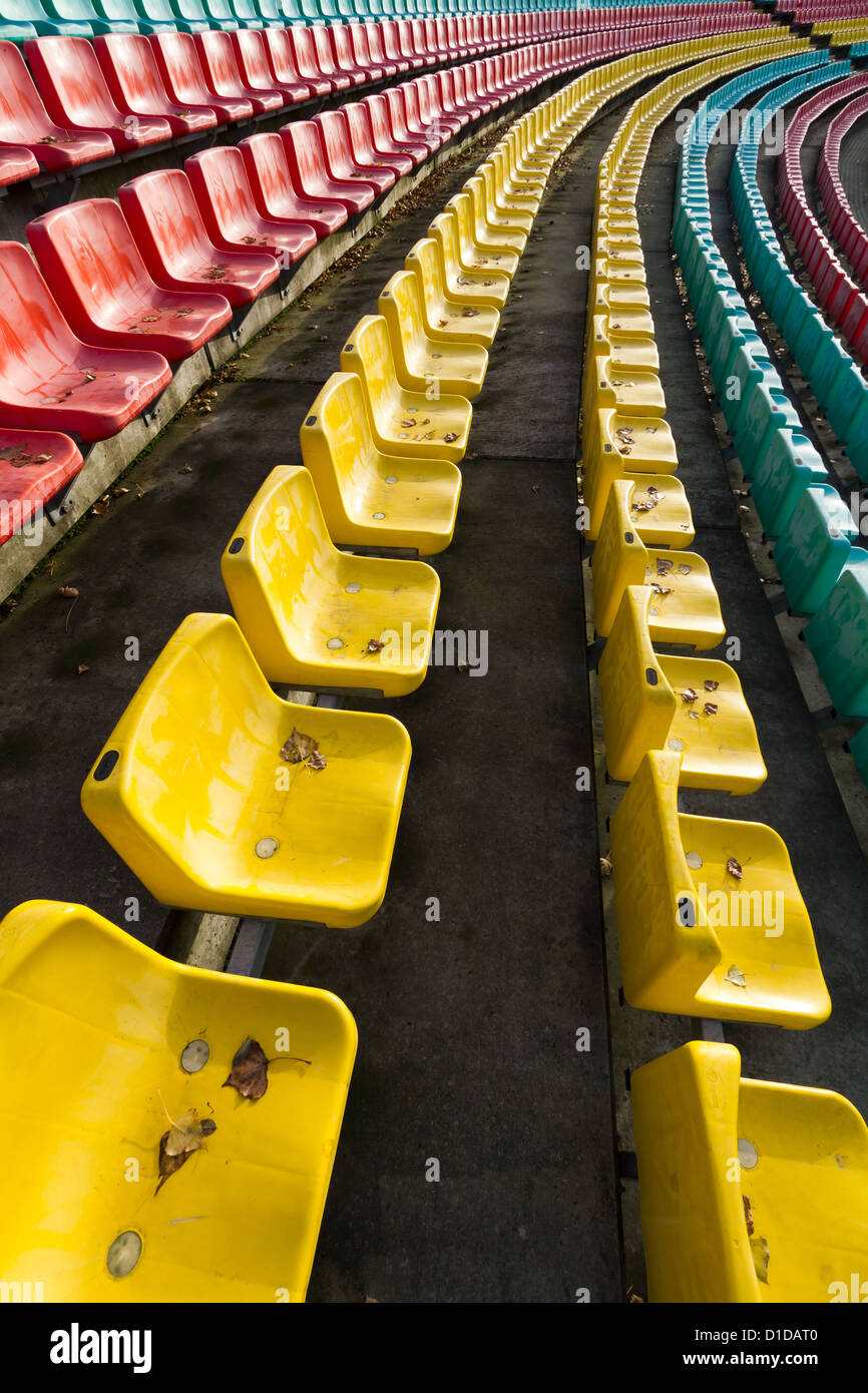 Plastica colorati posti a sedere il Friedrich-Ludwig-Jahn Stadium di Berlino, Germania Foto Stock