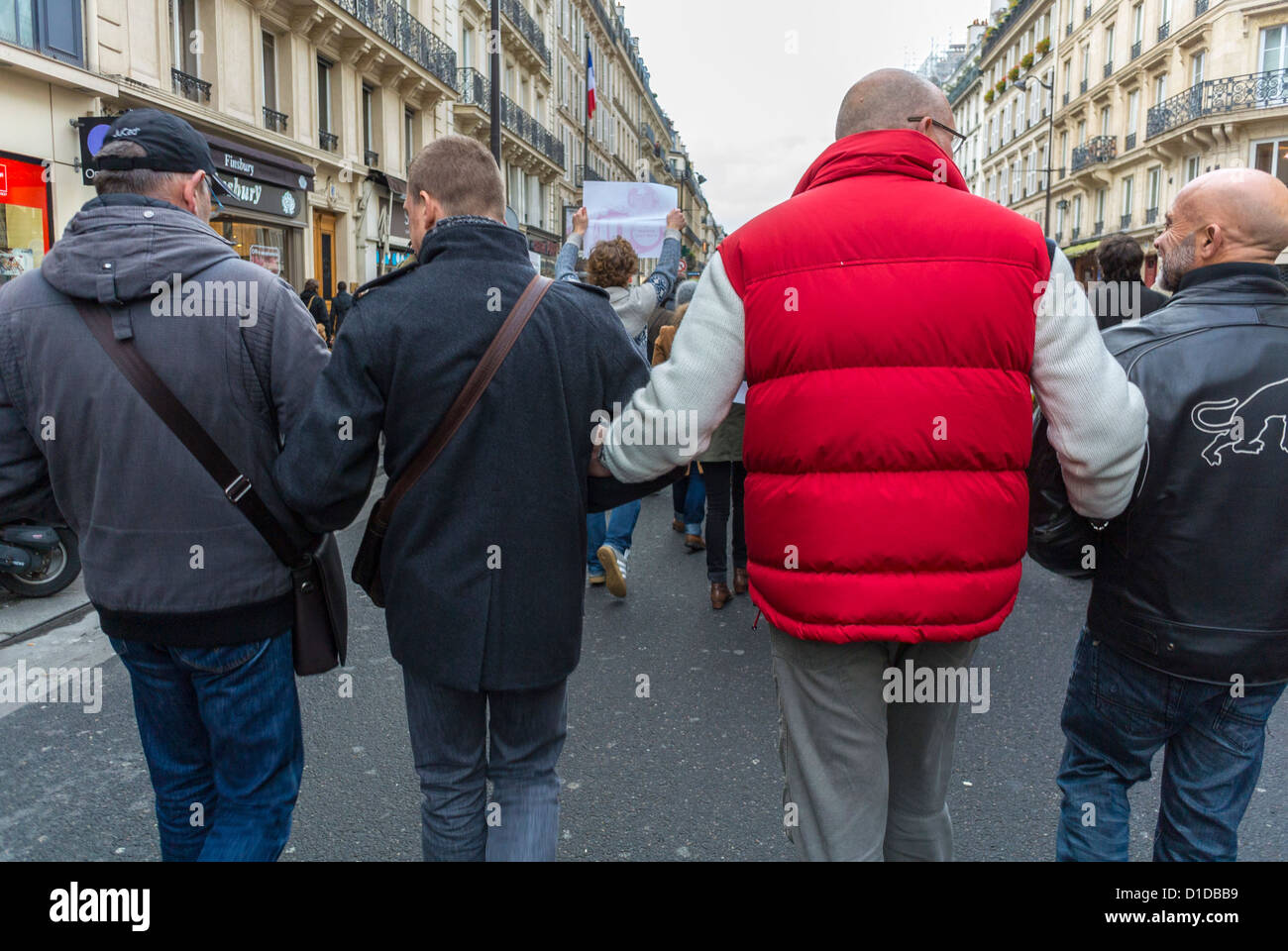 Parigi, Francia, male Friends, Walking Away, Arm in Arm from Behind, in Pro-Gay Marriage Demonstration, con molti gruppi LGBT, People march Street, Civil Rights Protestation gay Rights Protestations Foto Stock