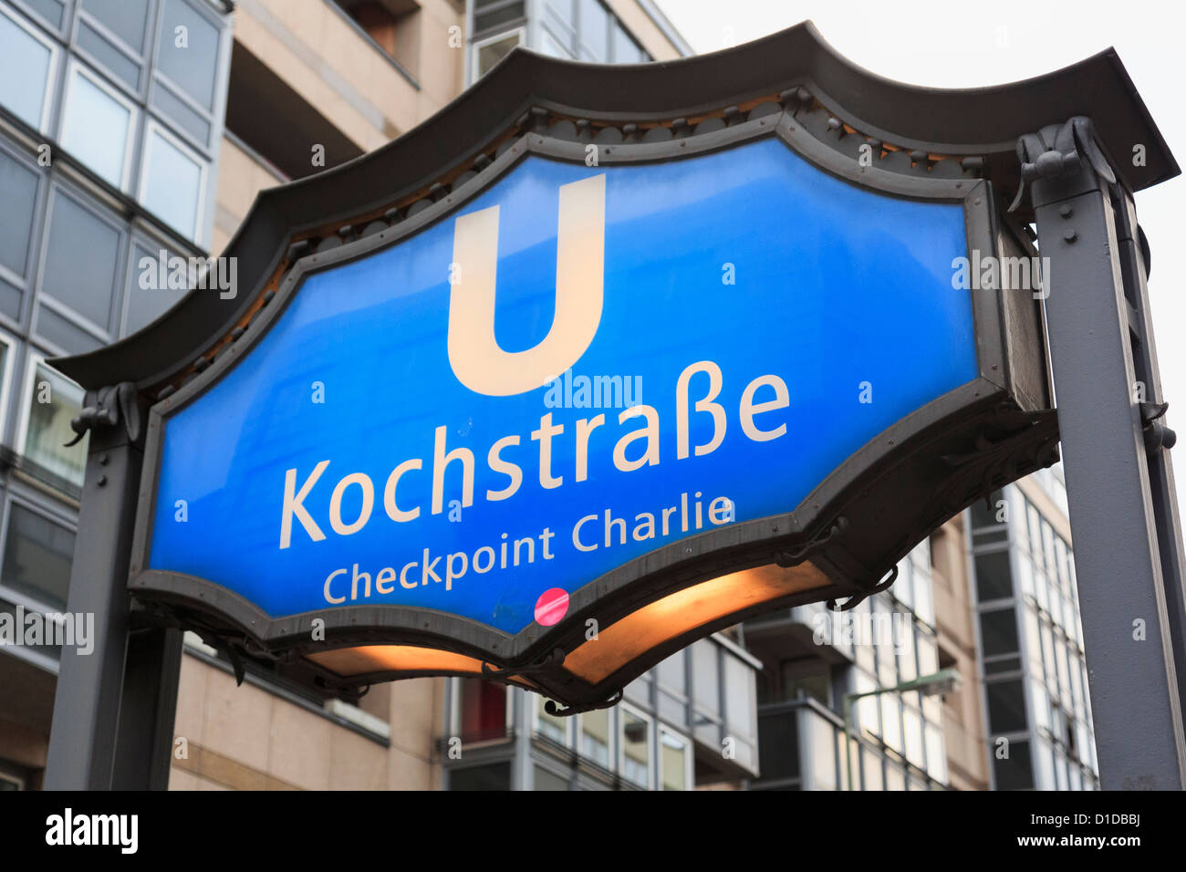 La Bhf Kochstrasse; stazione metropolitana di firmare per il Checkpoint Charlie in Friedrichstrasse, Berlino, Germania, Europa. Foto Stock