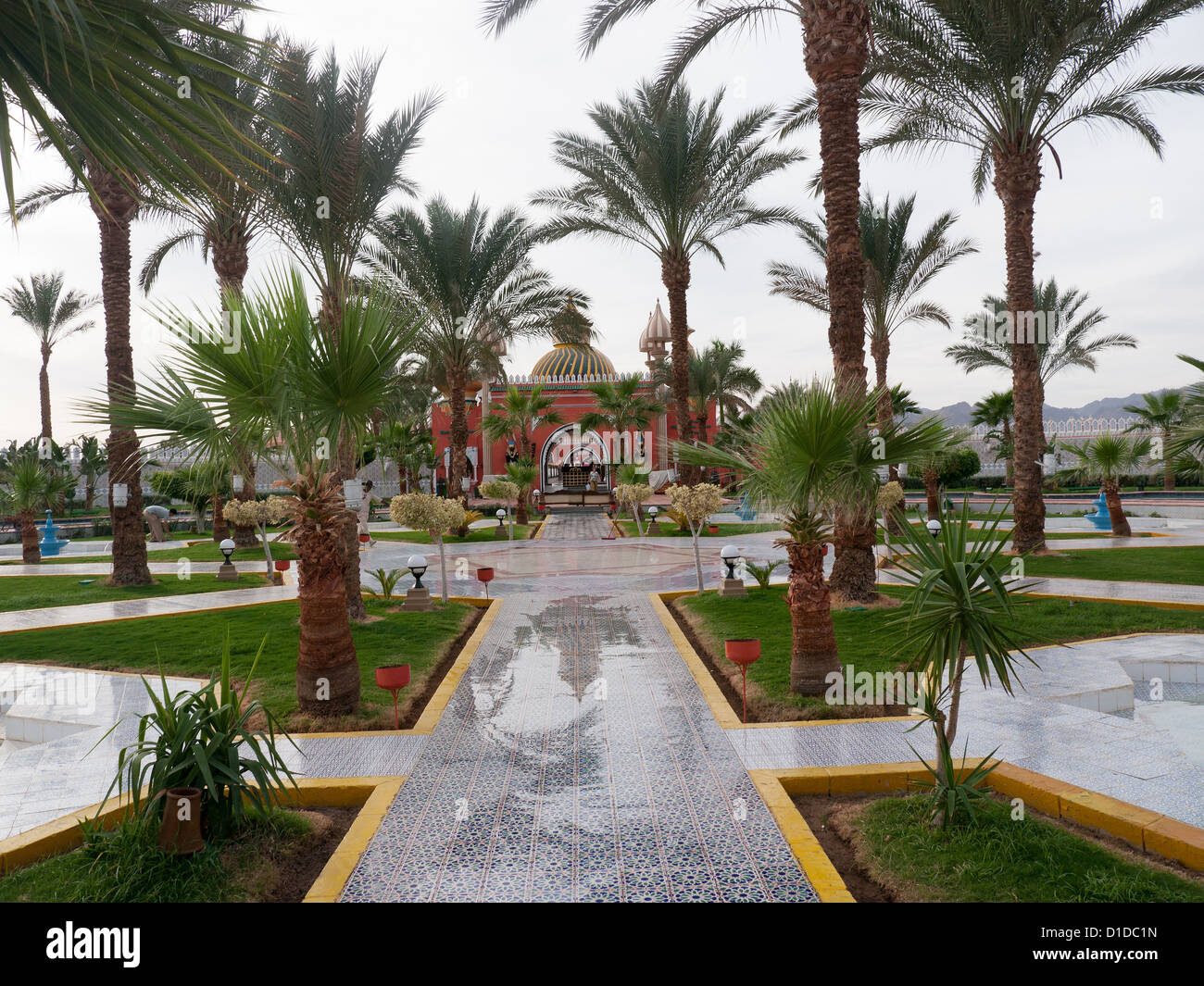 Giardini ornamentali all'interno di fantasia, in un centro di intrattenimento a Sharm El Sheikh, Egitto Foto Stock