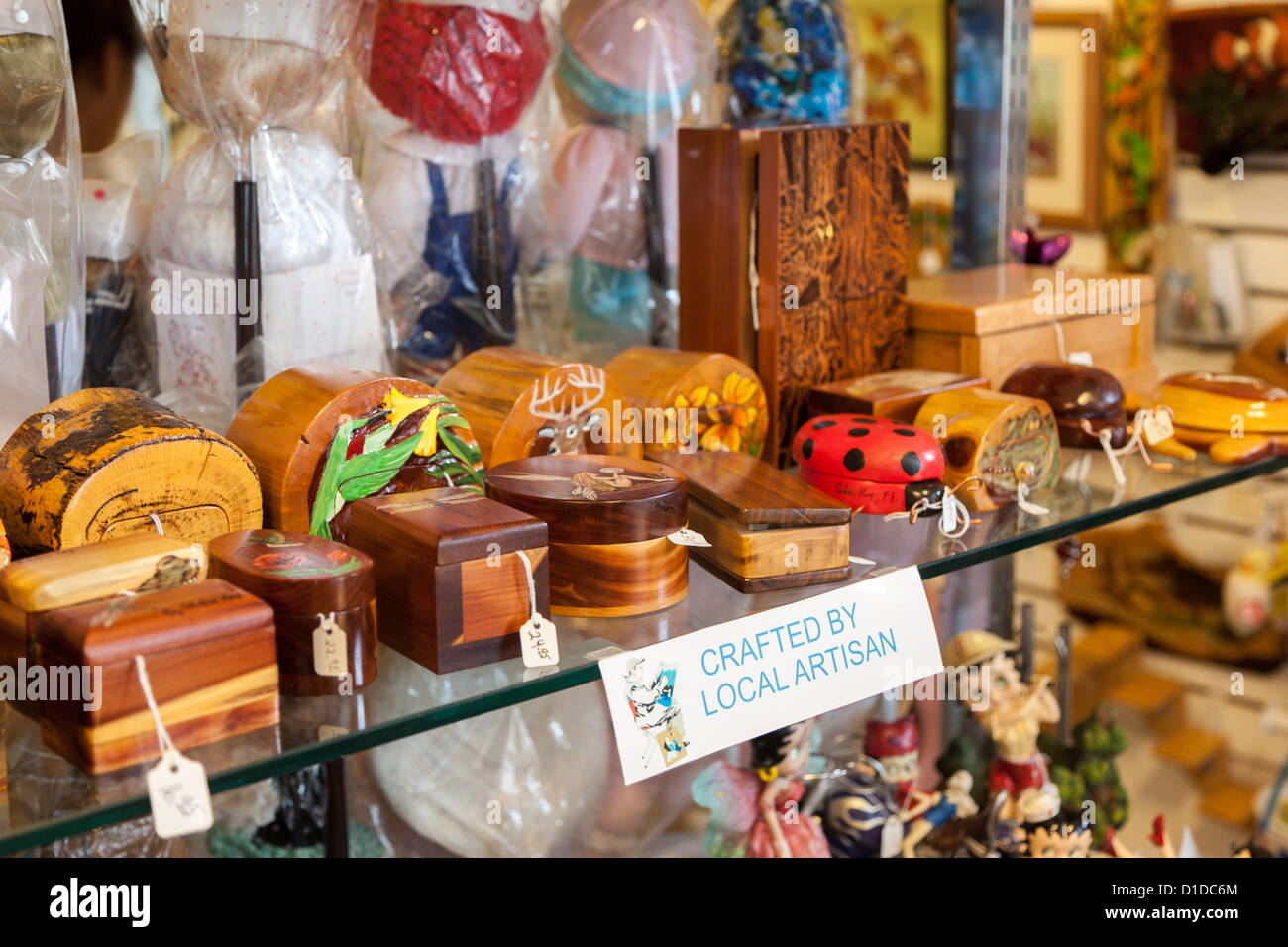 Fatto a mano artigianato in un negozio di souvenir con segno che indica che essi sono stati realizzati da artisti ed artigiani locali Foto Stock