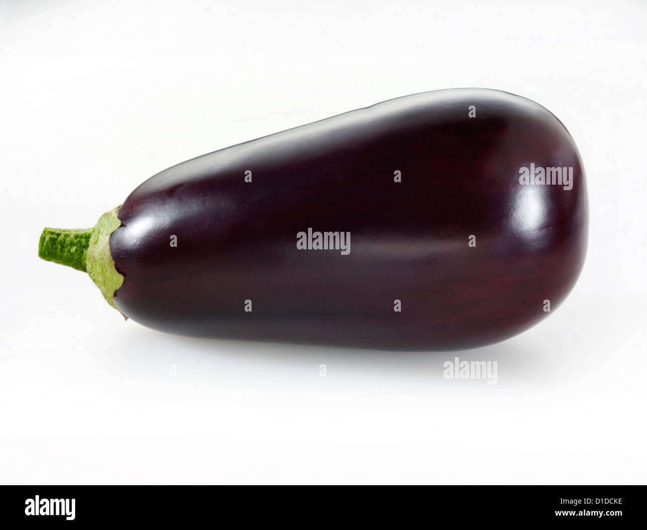 Tutto fresco intonso melanzane o melanzane isolata contro uno sfondo bianco Foto Stock