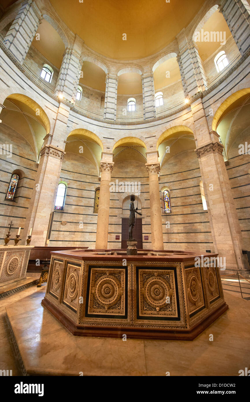 Battesimo font all'interno del Bapistry di Pisa, Italia Foto Stock