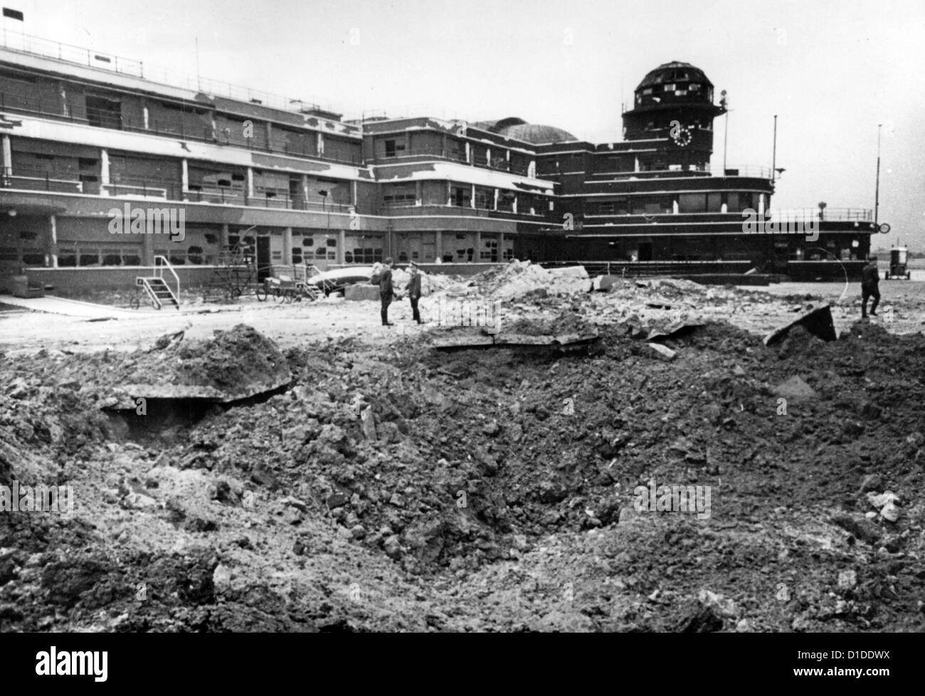 Un cratere di bombe è raffigurato all'aeroporto le Bourget, che è stato occupato dalle truppe tedesche, vicino a Parigi, Francia, nel giugno 1940. Fotoarchiv für Zeitgeschichte Foto Stock