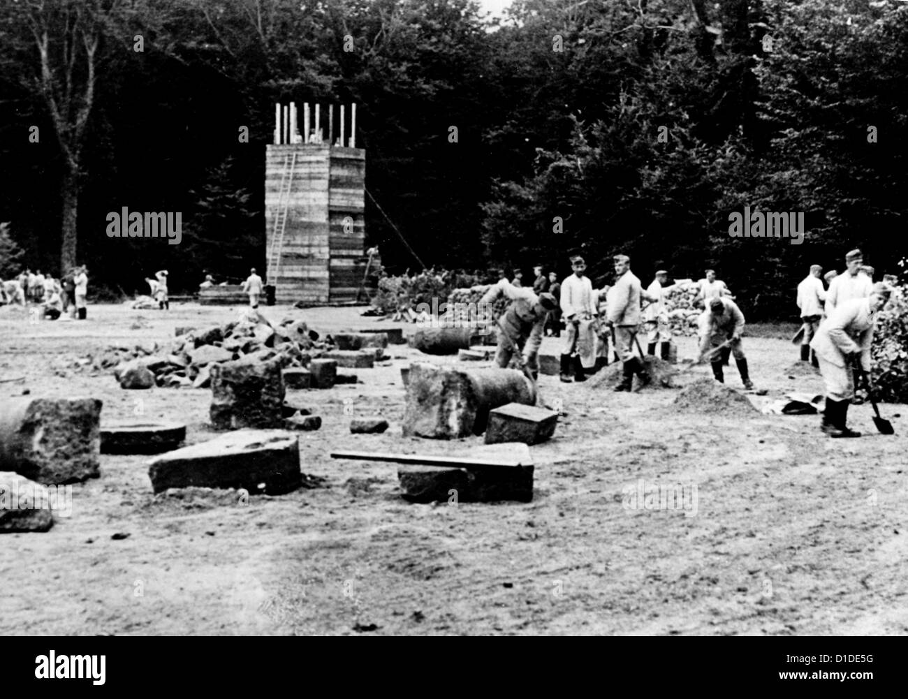 Monumenti francesi della prima guerra mondiale (Monumento Clairiere de l'Armistice) commemorando la firma del contratto di pace nella foresta Compiegne nel 1918 soldati rimossi Wehrmacht tedesco dopo il cessate il fuoco accordo Compiegne tra la Germania Francia firmato il 22 giugno 1940 nazista Propaganda! Sul retro immagine datata 10 agosto 1940: 'Questi monumenti derisione Compiegne rimosso dopo la firma del cessate il fuoco nella foresta storica Compiegne vergognoso Trattato di Versailles finalmente cancellato ora ultimi resti questi monumenti rimossi solo monumento Foch rimarrà.' Fotoarchiv für Zeitgeschichte Foto Stock