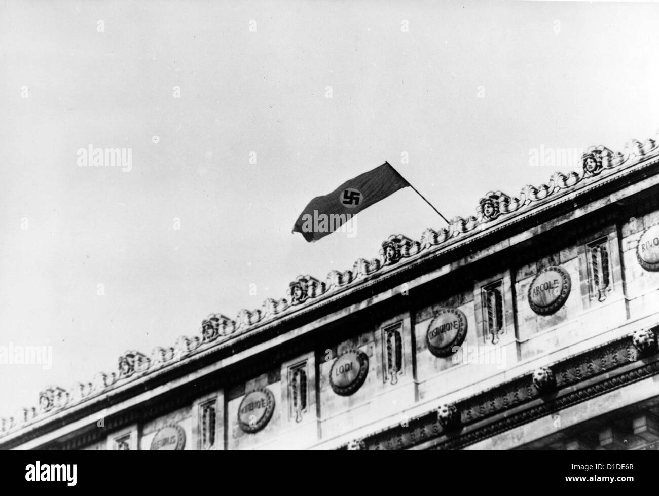 Una bandiera tedesca della svastika viene issata sull'Arco di Trionfo a Parigi, in Francia, durante l'invasione della città da parte delle truppe tedesche. Fotoarchiv für Zeitgeschichte Foto Stock