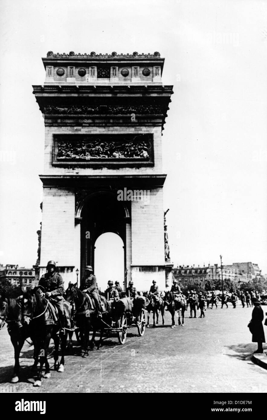 Invasione di Parigi attraverso le truppe tedesche nel giugno 1940 - i soldati tedeschi marciano oltre l'Arco di Trionfo. Fotoarchiv für Zeitgeschichte Foto Stock