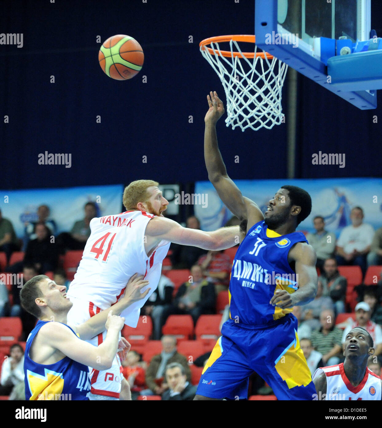 Drew Naymick (sinistra, 41, CZE) e Scott Christophersen (BLR) durante la pallacanestro VTB United League match CEZ Nymburk rispetto a Minsk, Nymburk, Repubblica Ceca il 16 dicembre 2012. (CTK foto/Josef Vostarek) Foto Stock