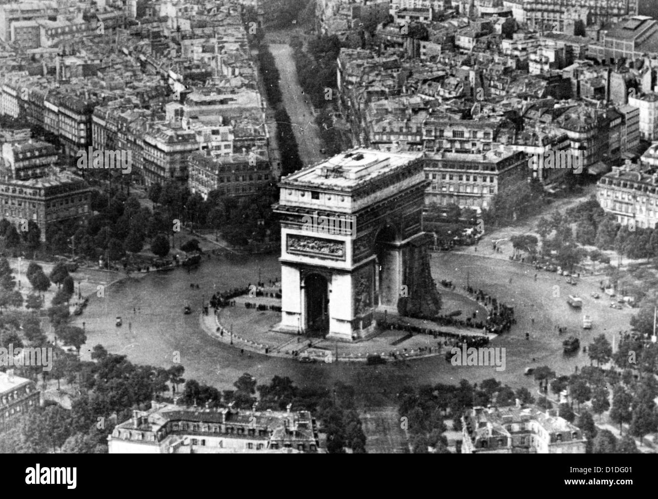 Le truppe tedesche sono raffigurate all'Arco di Trionfo in Place de l'Etoile (oggi Place Charles-de-Gaulle) a Parigi, Francia 24 giugno 1940. Fotoarchiv für Zeitgeschichte Foto Stock