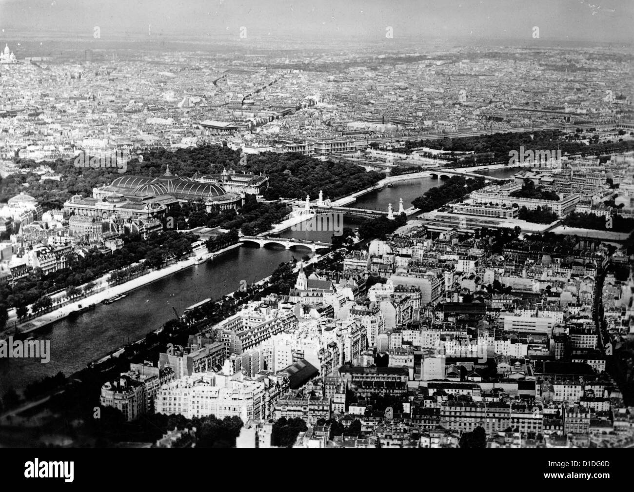 Vista di Parigi con il Grand Palais (l) e la Senna dalla Torre Eiffel durante il giorno dell'occupazione della città da parte delle truppe tedesche, 14 giugno 1940. Fotoarchiv für Zeitgeschichte Foto Stock