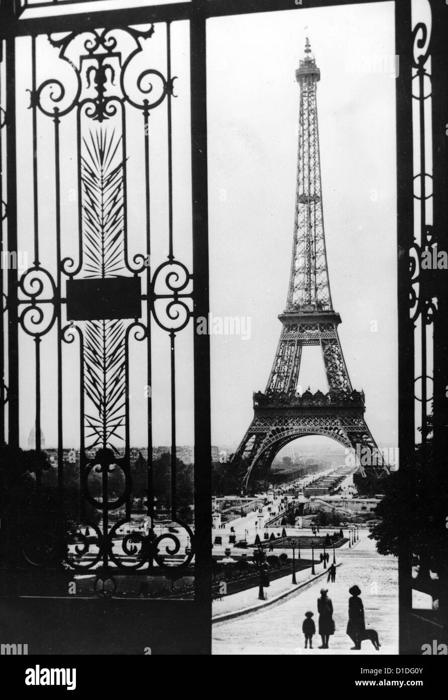 Vista della Torre Eiffel di Parigi il giorno dell'occupazione tedesca della città, 14 giugno 1940. Fotoarchiv für Zeitgeschichte Foto Stock