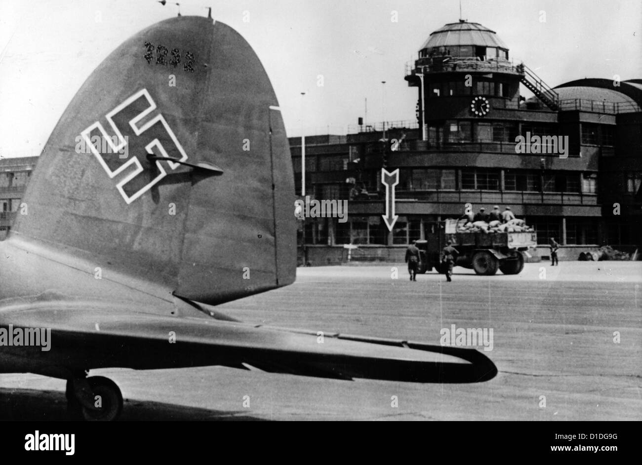 Truppe tedesche sull'aeroporto francese le Bourget vicino a Parigi, Francia, nel giugno 1940. Fotoarchiv für Zeitgeschichte Foto Stock