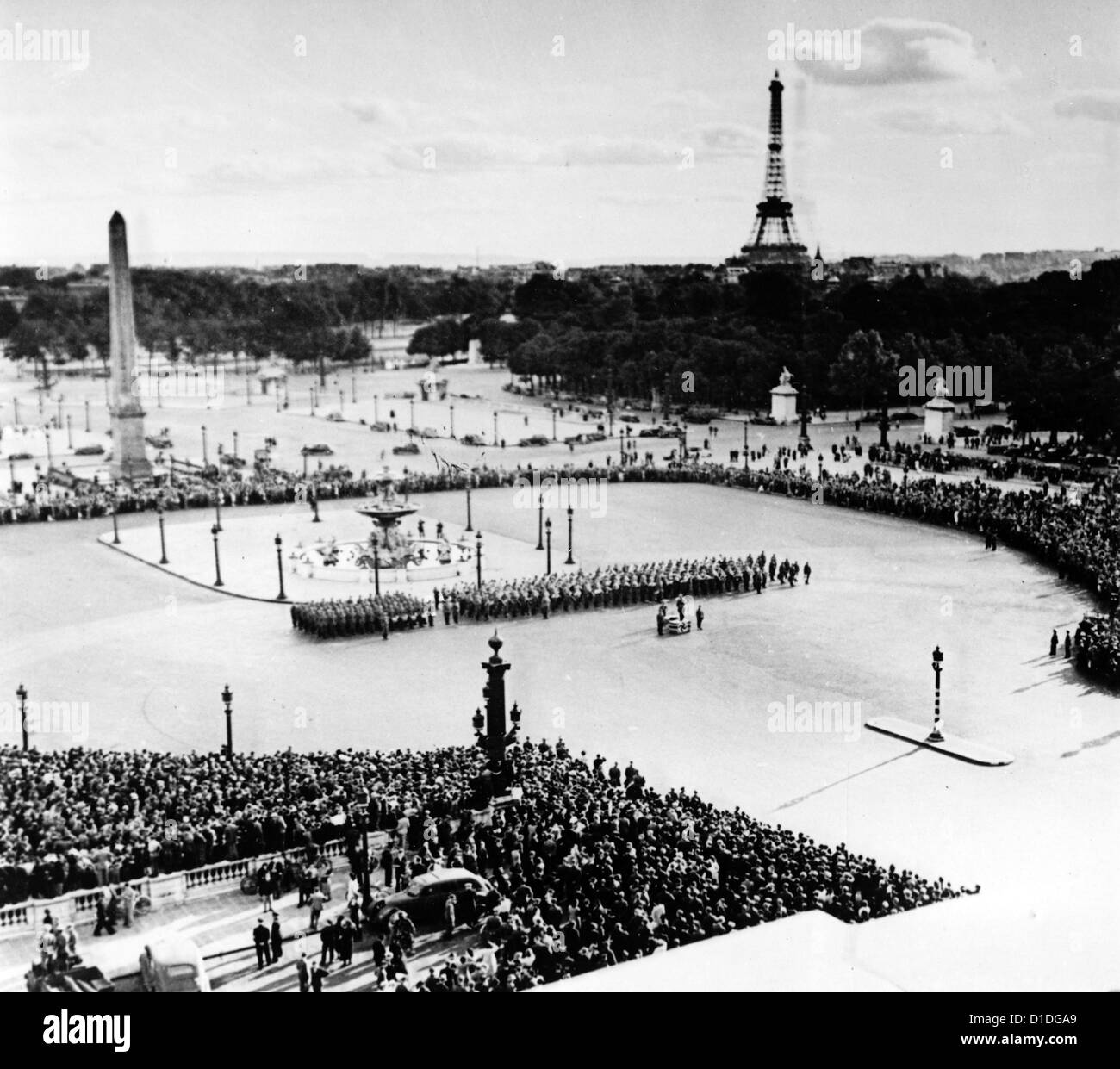 La folla viene raffigurata durante un concerto di una band militare dell'aeronautica tedesca su Place de la Concorde a Parigi nel luglio 1940. Fotoarchiv für Zeitgeschichte Foto Stock