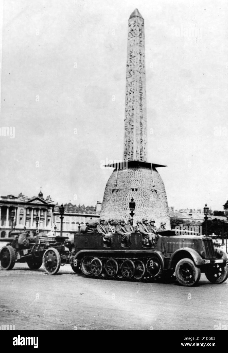 Le truppe tedesche sono raffigurate di fronte all'Obelisco di Luxor in Place de la Concorde durante l'invasione tedesca di Parigi nel giugno 1940. Fotoarchiv für Zeitgeschichte Foto Stock