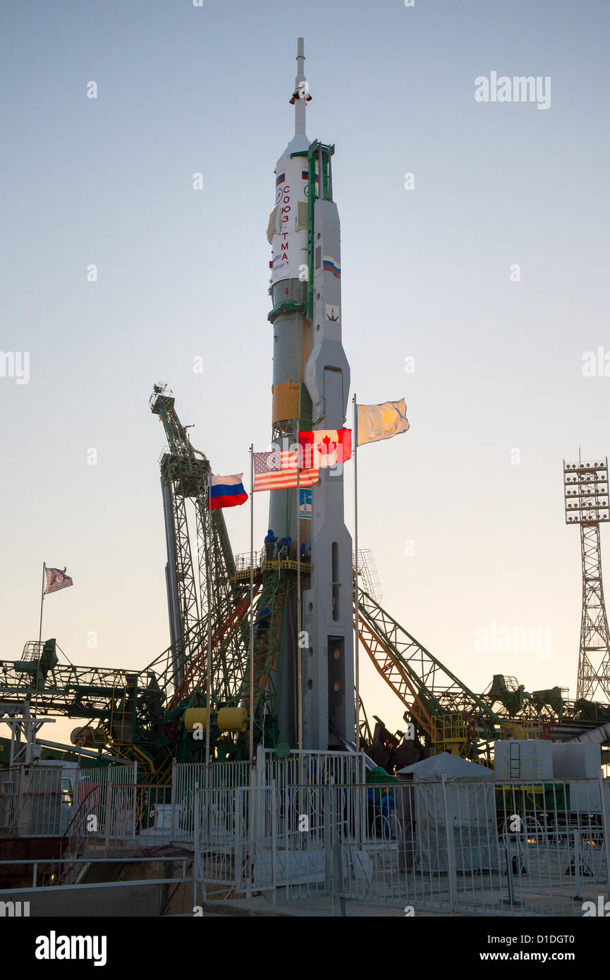 Un razzo Soyuz è sollevato in posizione dopo il roll out al launch pad 17 dicembre 2012 presso il cosmodromo di Baikonur in Kazakistan. Lancio del razzo Soyuz è prevista per dicembre 19 e invierà Expedition 34/35 Tecnico di volo Tom Marshburn della NASA, Soyuz Commander Romanenko romano e la spedizione 35 Commander Chris Hadfield della Canadian Space Agency (CSA) su un periodo di cinque mesi di missione a bordo della Stazione Spaziale Internazionale. © Planetpix / Alamy Live News Foto Stock