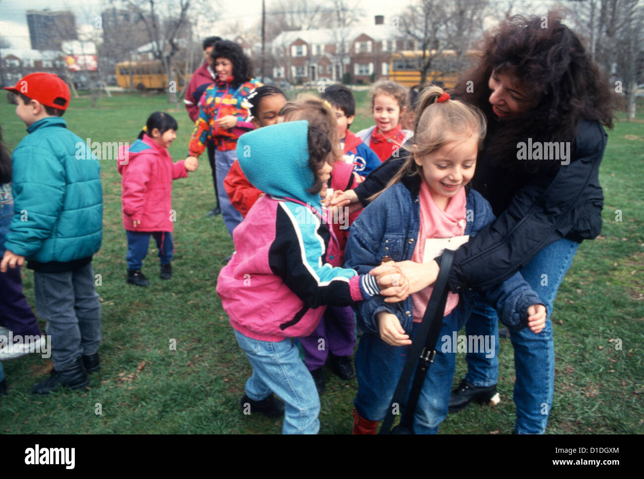 Brooklyn Scuola pubica kindergarten avente classe di divertimento nel parco su una gita. Foto Stock