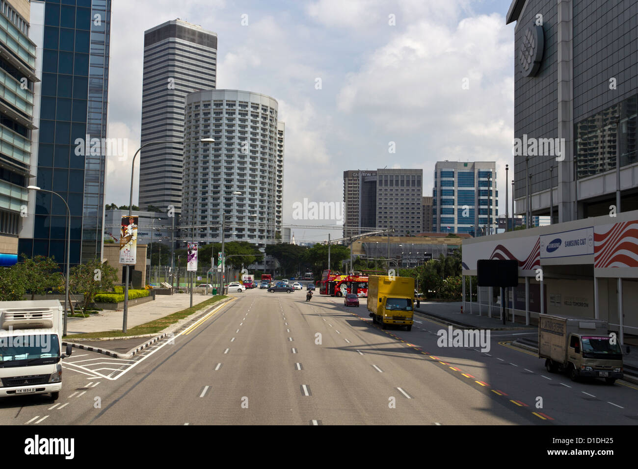 Il movimento del traffico su una strada di Singapore. L'illuminazione visibile in lontananza si intende per la gara di Formula Uno. Foto Stock