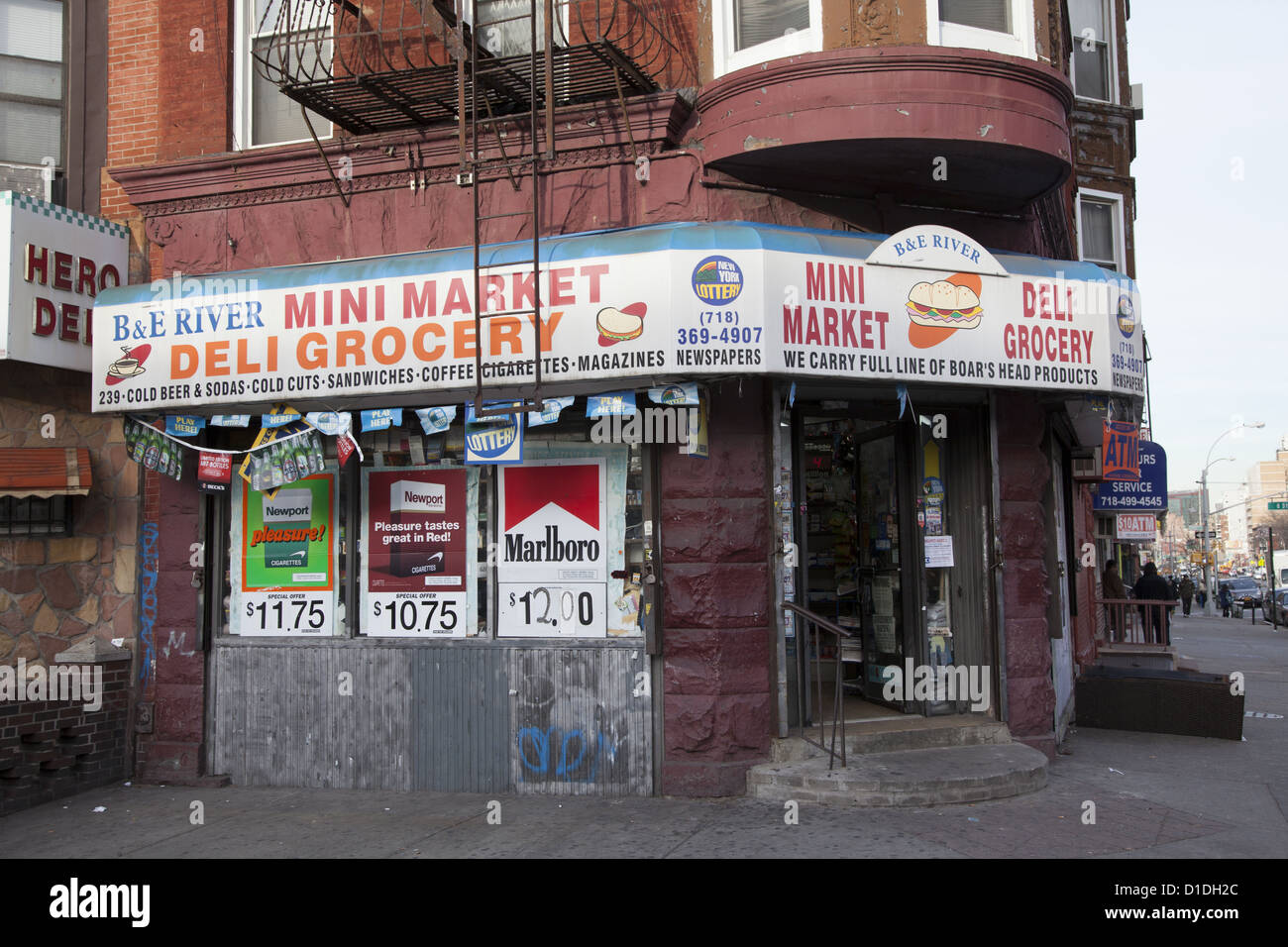 Quartiere bodegas continua a spingere le sigarette nella loro pubblicità nonostante le conseguenze per la salute per i fumatori. Foto Stock