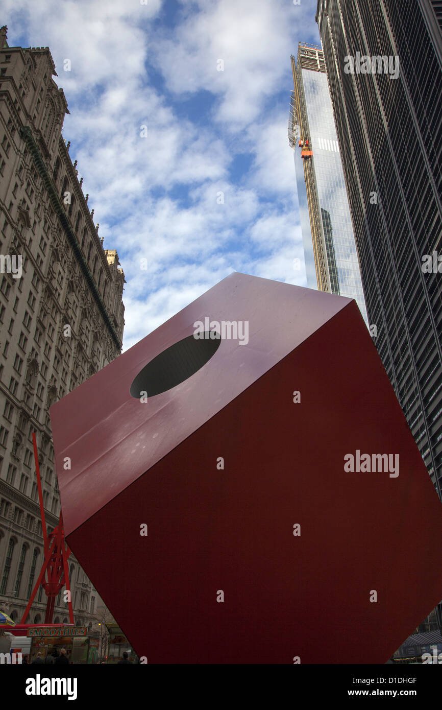 Isamu Noguchi è di 28 piedi di altezza pezzo di arte pubblica il cubo rosso nella plaza da HSBC a 140 Broadway nel Quartiere Finanziario, NYC Foto Stock