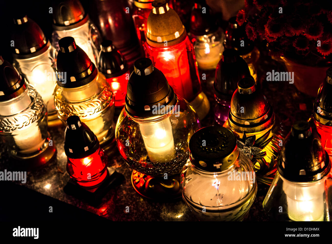 Solennità di Tutti i Santi in un cimitero in Polonia - Fiori e accendono le candele per onorare la memoria dei parenti defunti. Foto Stock
