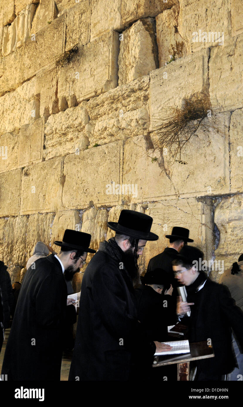 Preghiera ebraica al Muro Occidentale di Gerusalemme insieme Foto Stock